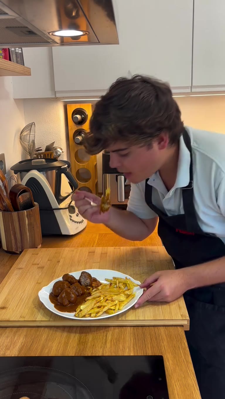 Albóndigas caseras en salsa con patatas fritas