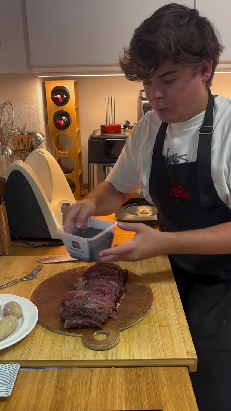 Entrecot de vaca a la sartén con mantequilla y romero