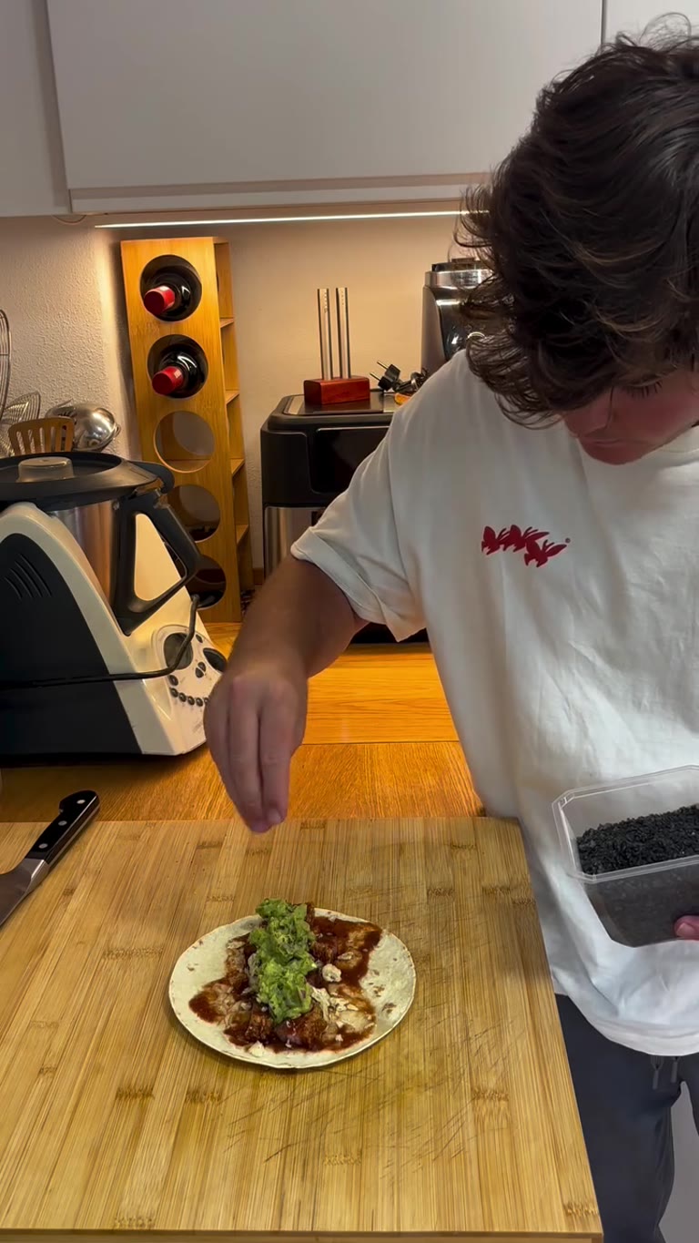 Fajita de torrezno de Soria con guacamole y salsa mexicana