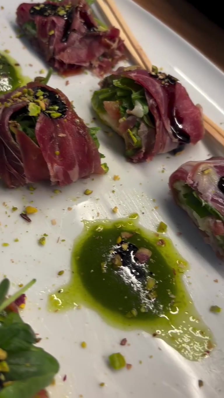 Rolls de jamón serrano con pesto de pistacho