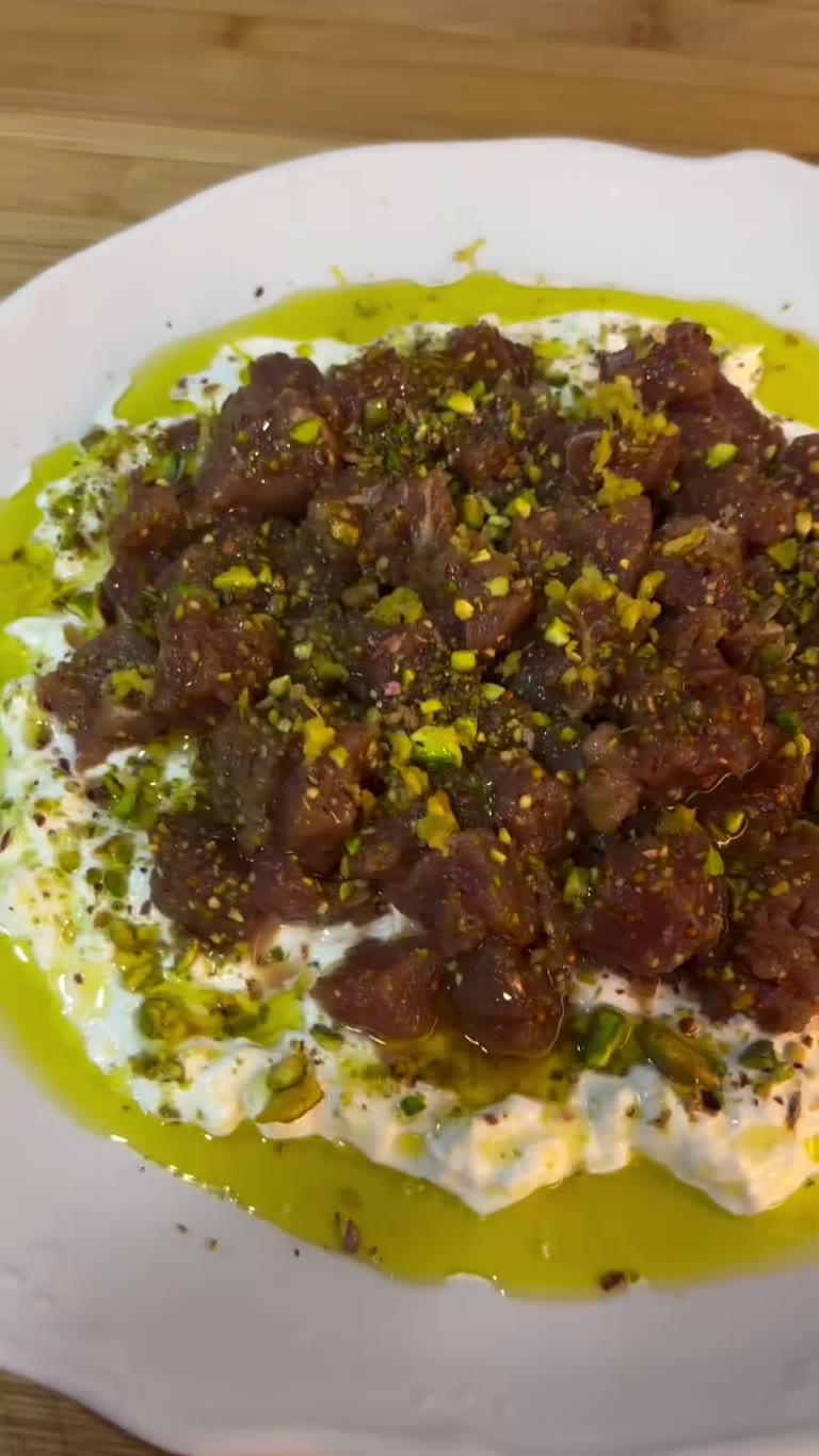 Tartar de atún con burrata, pistacho y limón